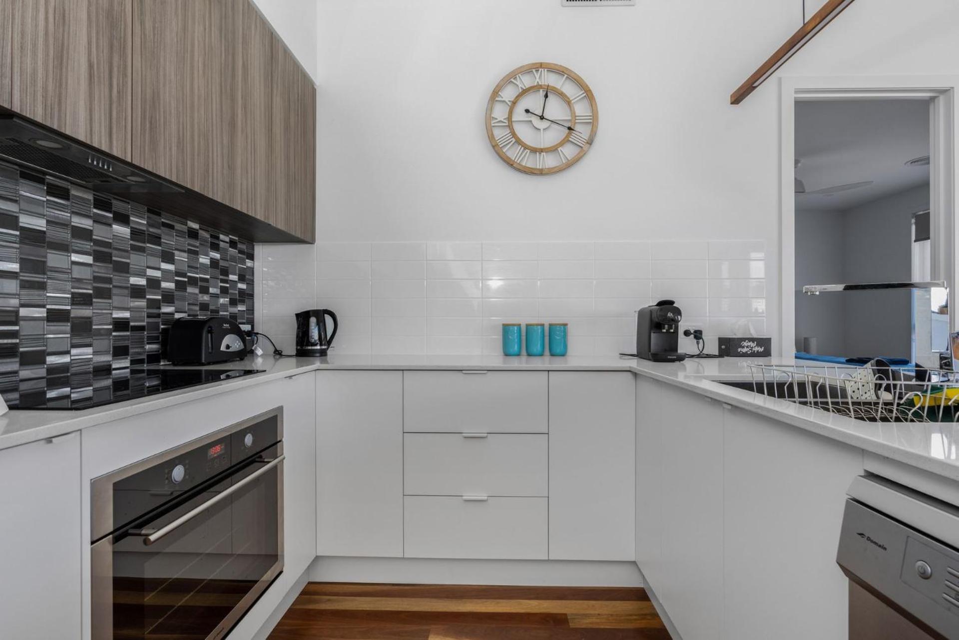 Ocean Breeze in Broadbeach - Linen, heated pool, Free EV Charger