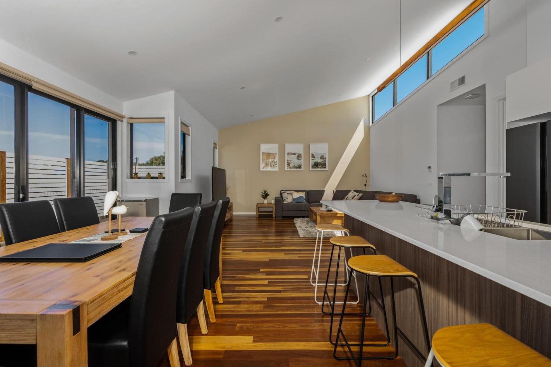 Ocean Breeze in Broadbeach - Linen, heated pool, Free EV Charger