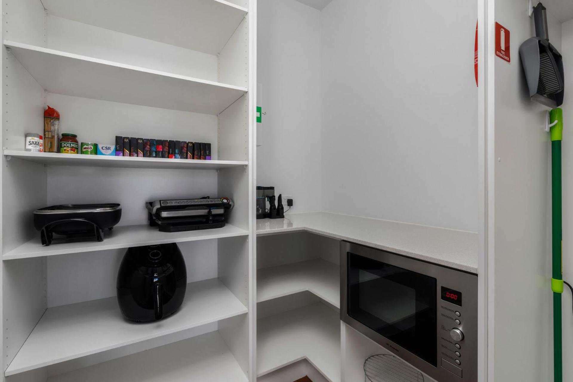 Ocean Breeze in Broadbeach - Linen, heated pool, Free EV Charger