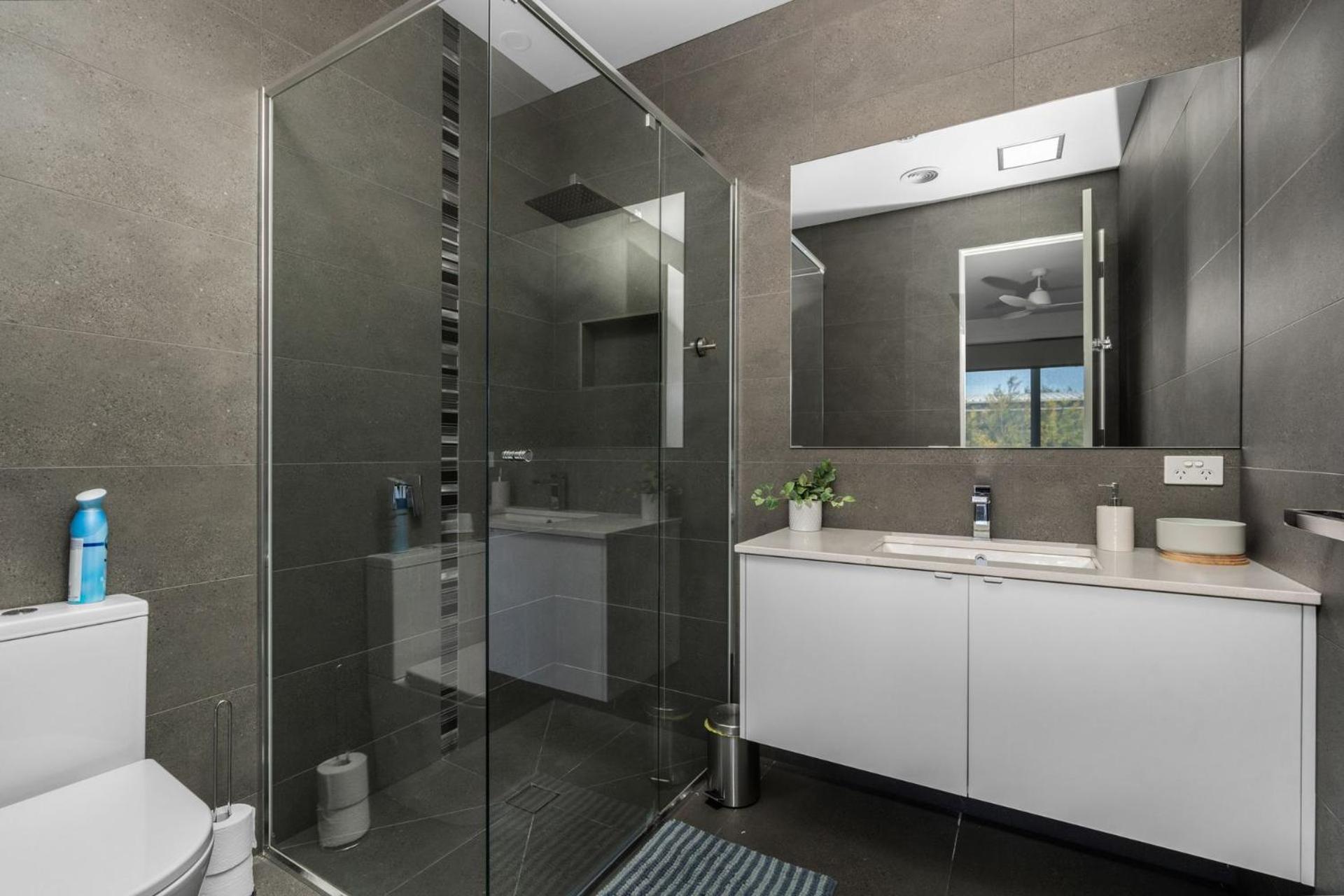 Ocean Breeze in Broadbeach - Linen, heated pool, Free EV Charger