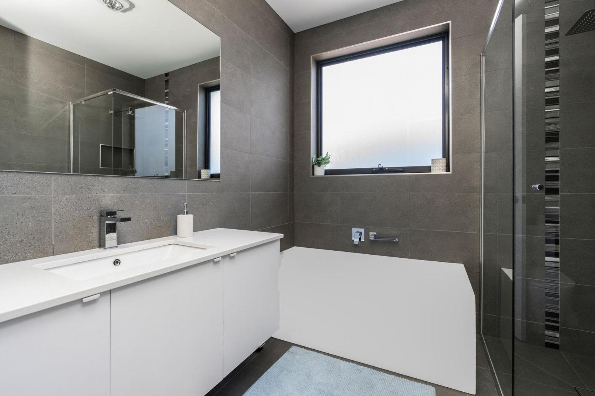 Ocean Breeze in Broadbeach - Linen, heated pool, Free EV Charger