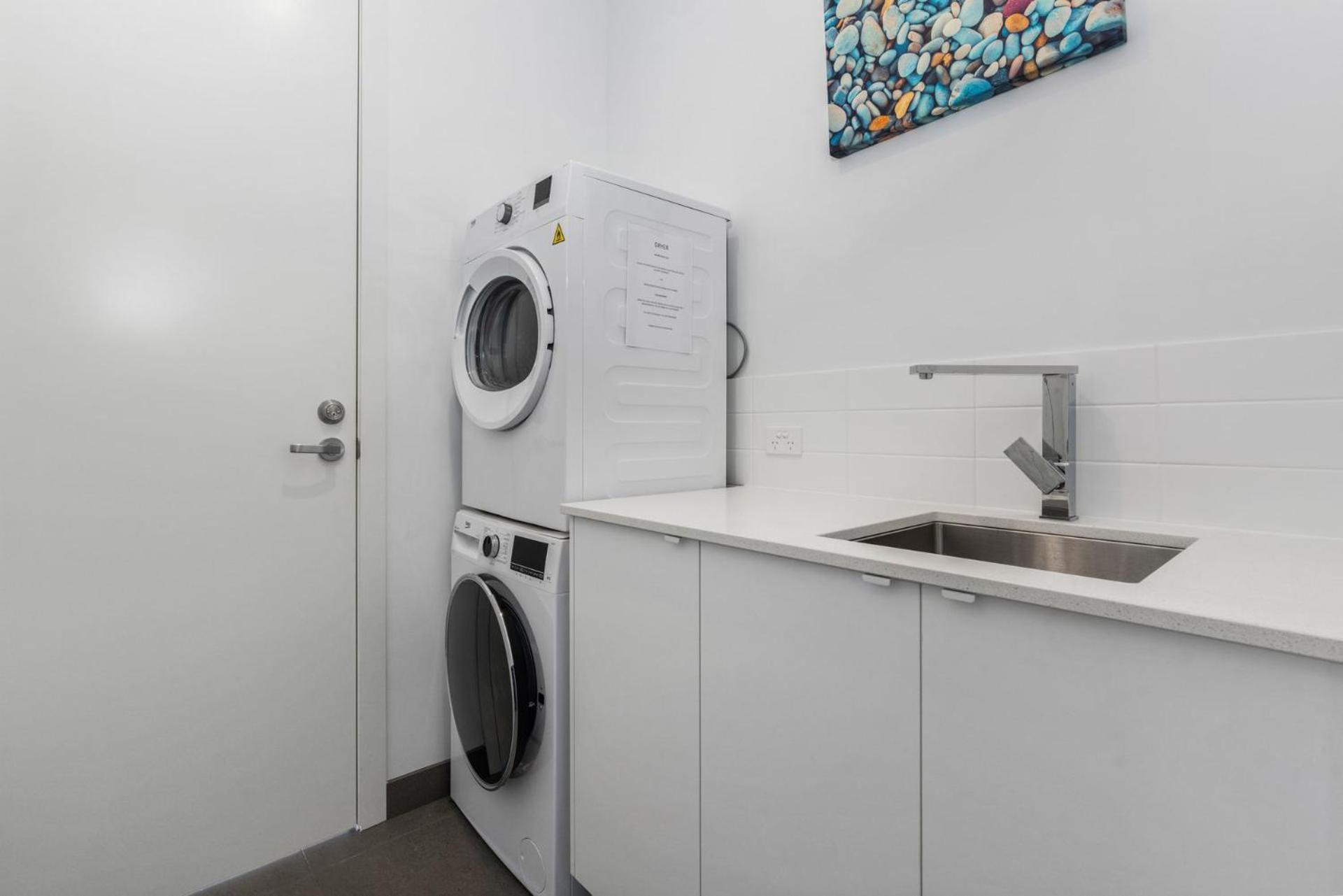 Ocean Breeze in Broadbeach - Linen, heated pool, Free EV Charger