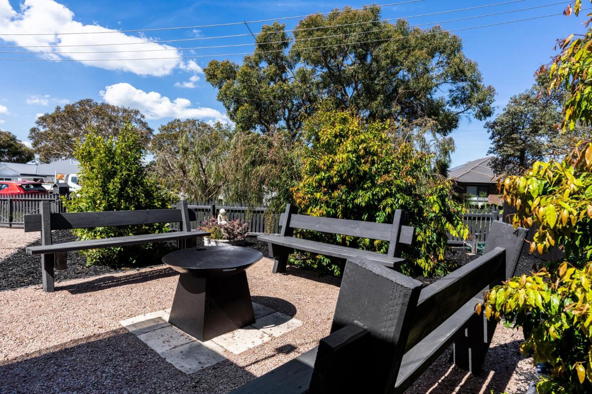 Inverloch' s Lime Green Door - Linen, Wifi, Pet Friendly