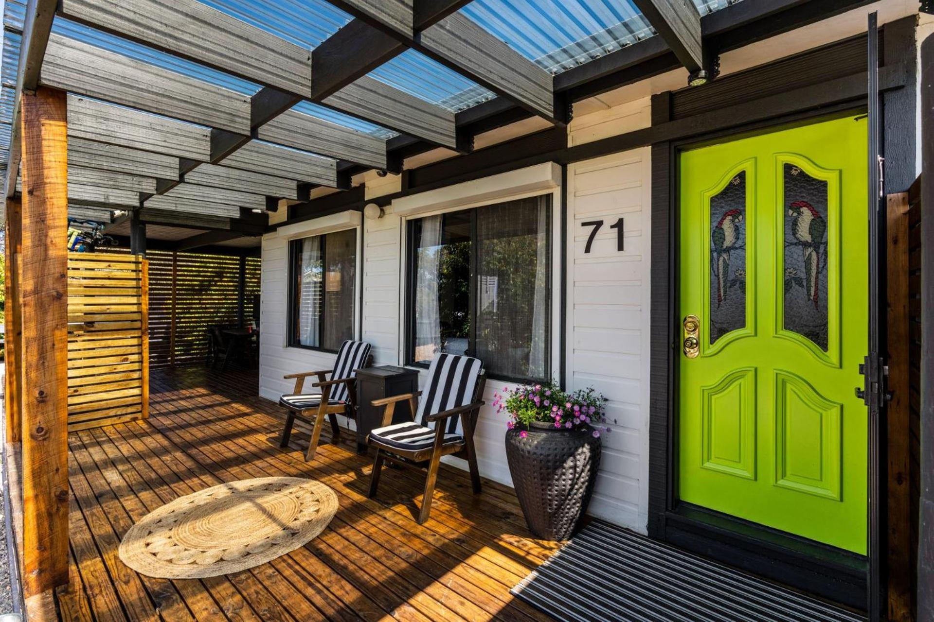 Inverloch' s Lime Green Door - Linen, Wifi, Pet Friendly