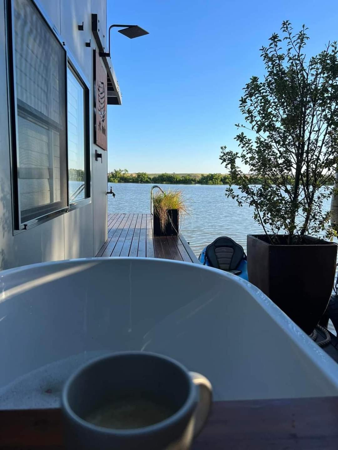 Ark-imedes - Unique float home on the Murray River