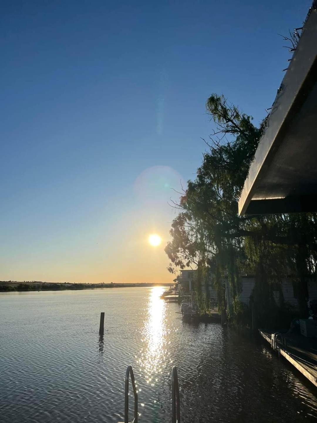 Ark-imedes - Unique float home on the Murray River