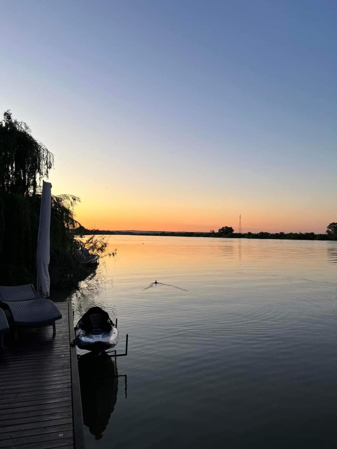 Ark-imedes - Unique float home on the Murray River