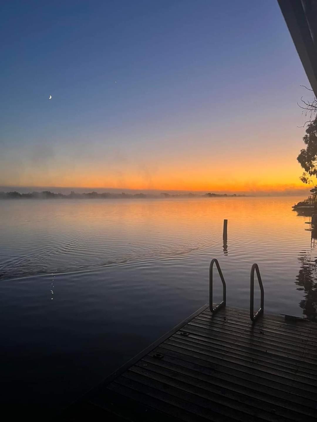 Ark-imedes - Unique float home on the Murray River