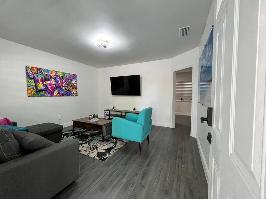 Stylish 3/2 centrally located!