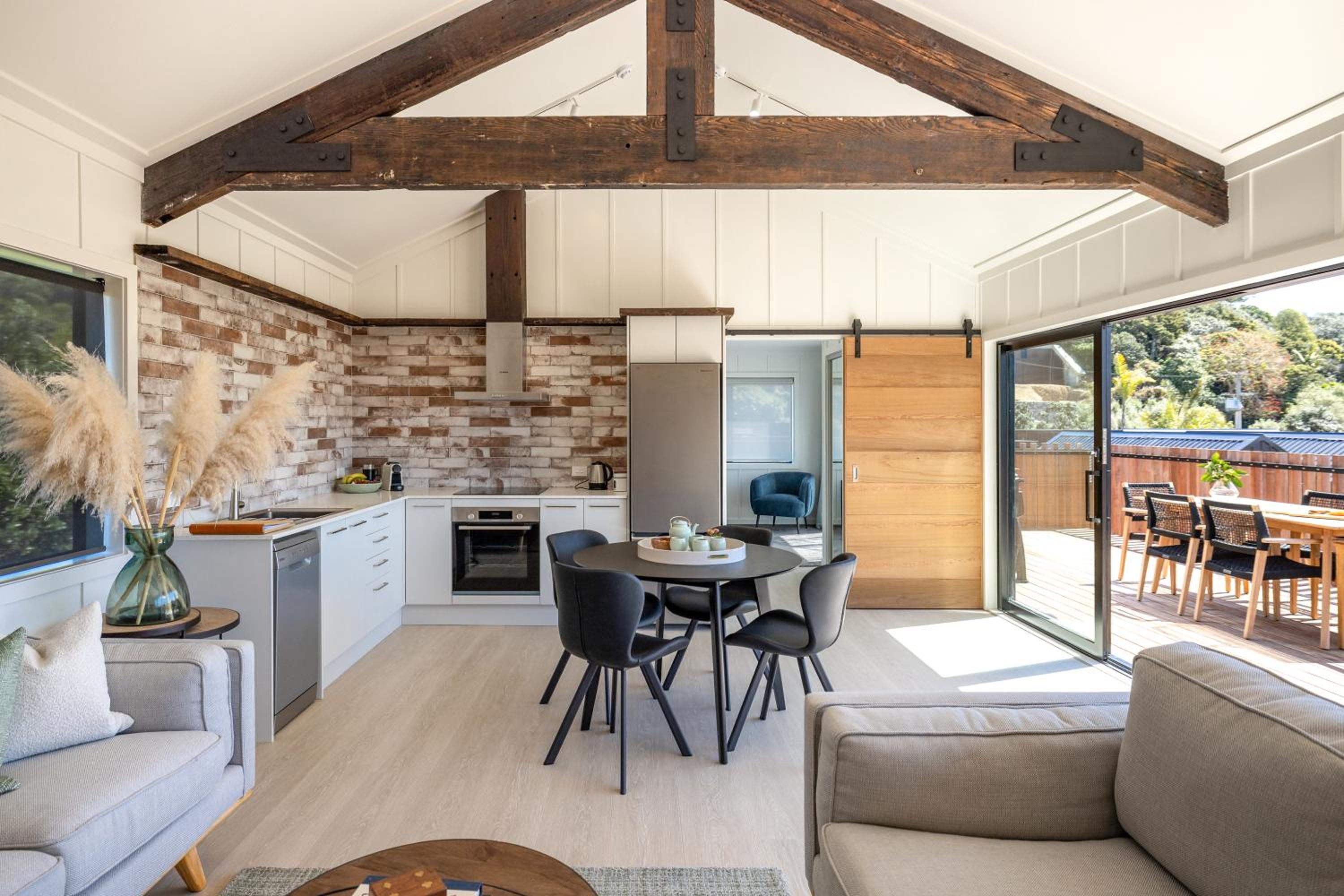 Onetangi Beach Stays Apartment - Coast & Country view 5