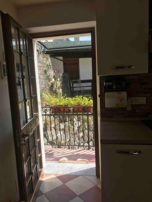 Valdastico Casetta in sasso con giardino