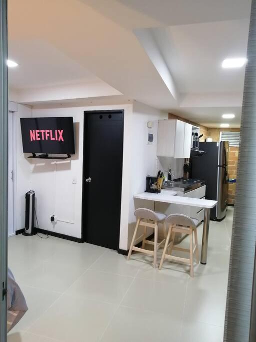Increíble Apartaestudio Cerca al Centro Comercial Los Molinos