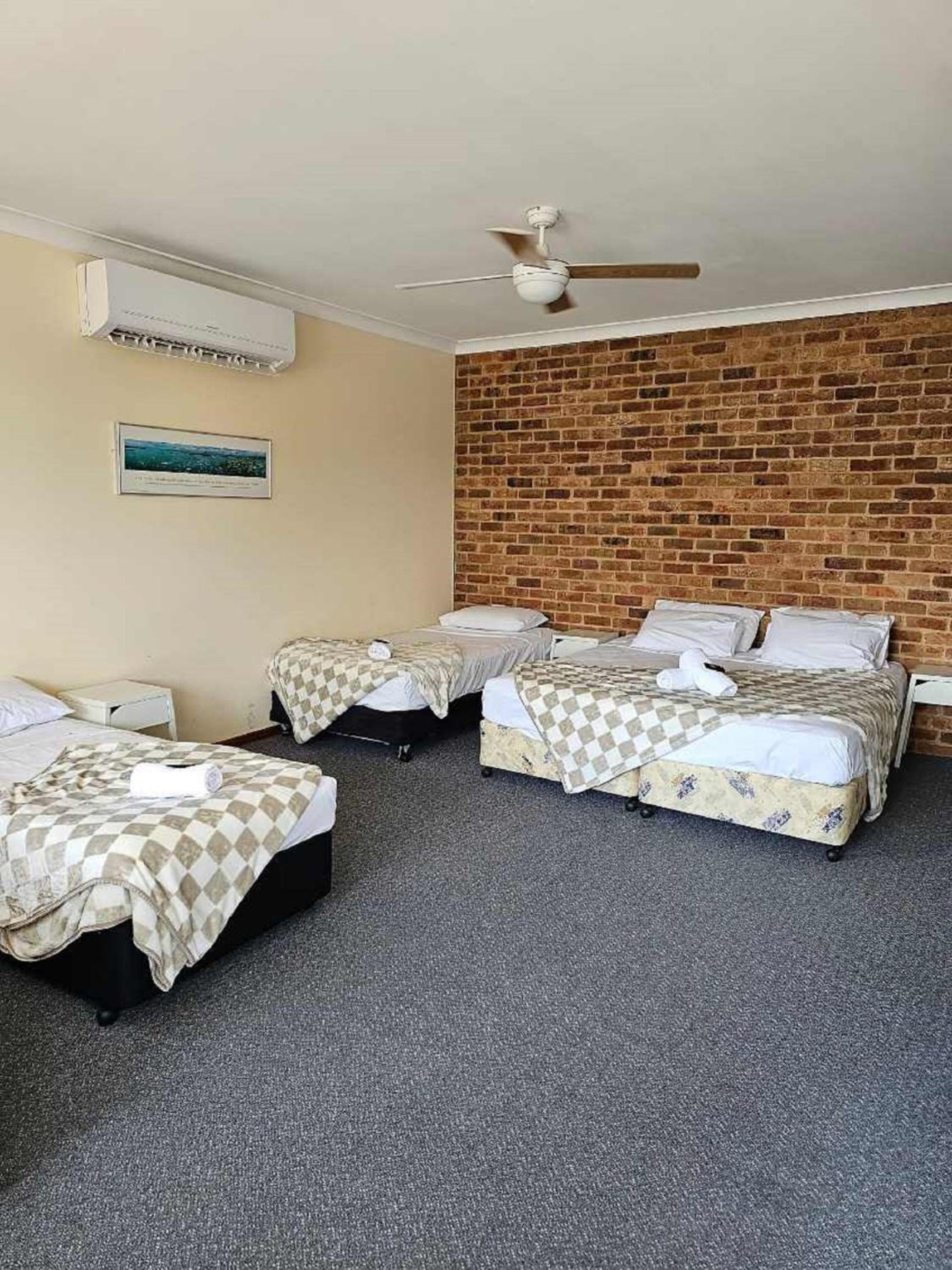 Coastal Bay Motel