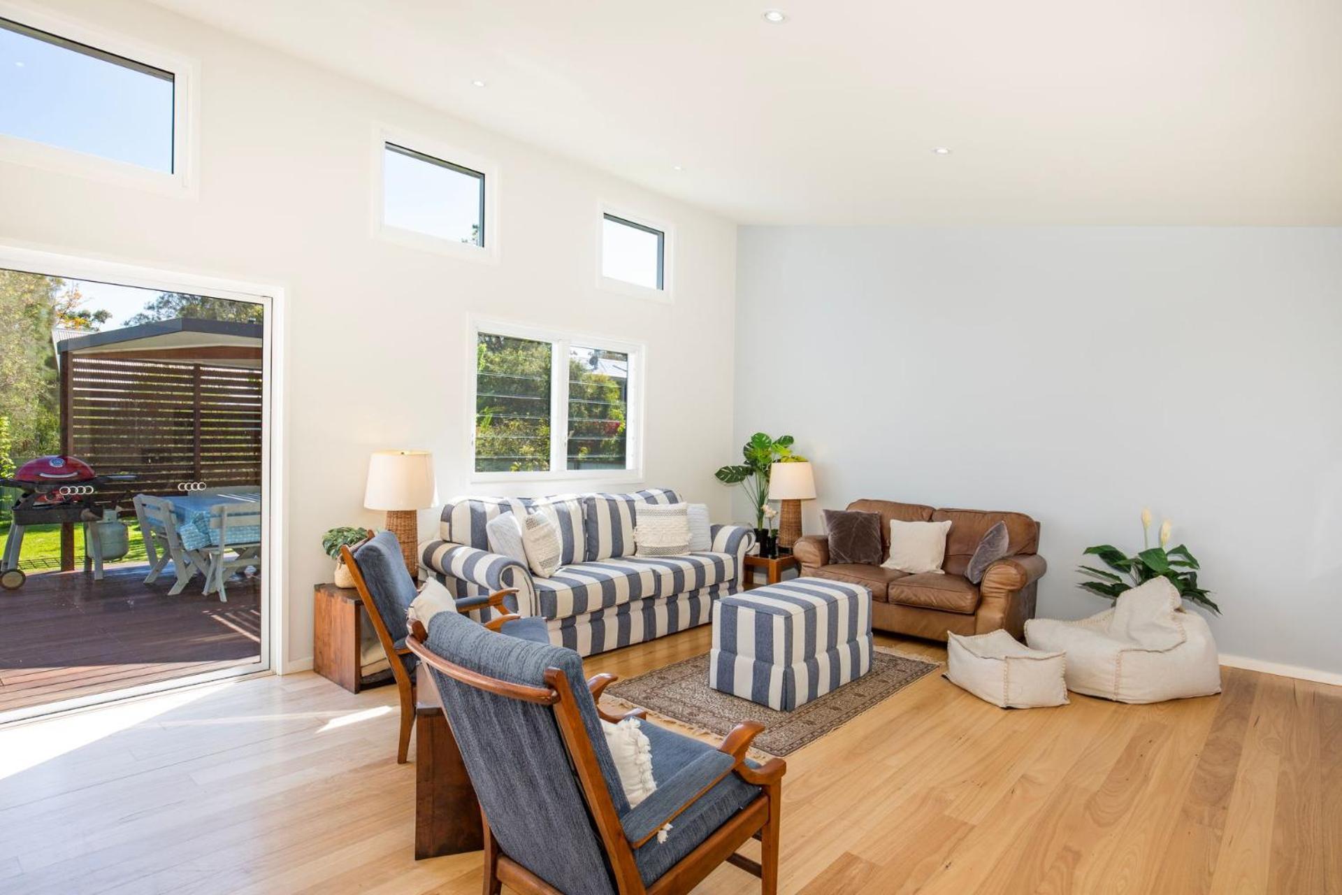 The Cabin - Waterfront with Fireplace - 5 mins to the Bay