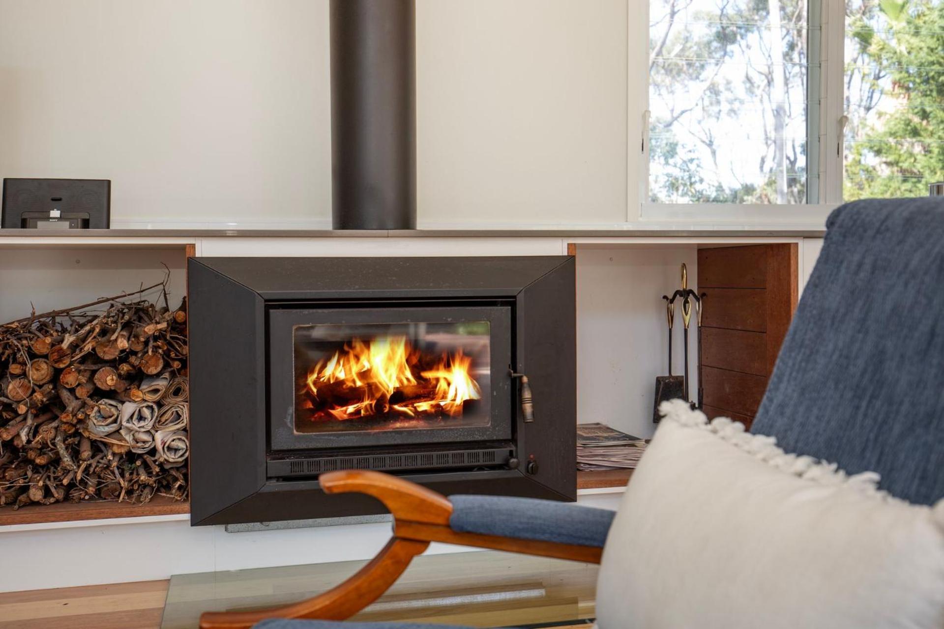 The Cabin - Waterfront with Fireplace - 5 mins to the Bay