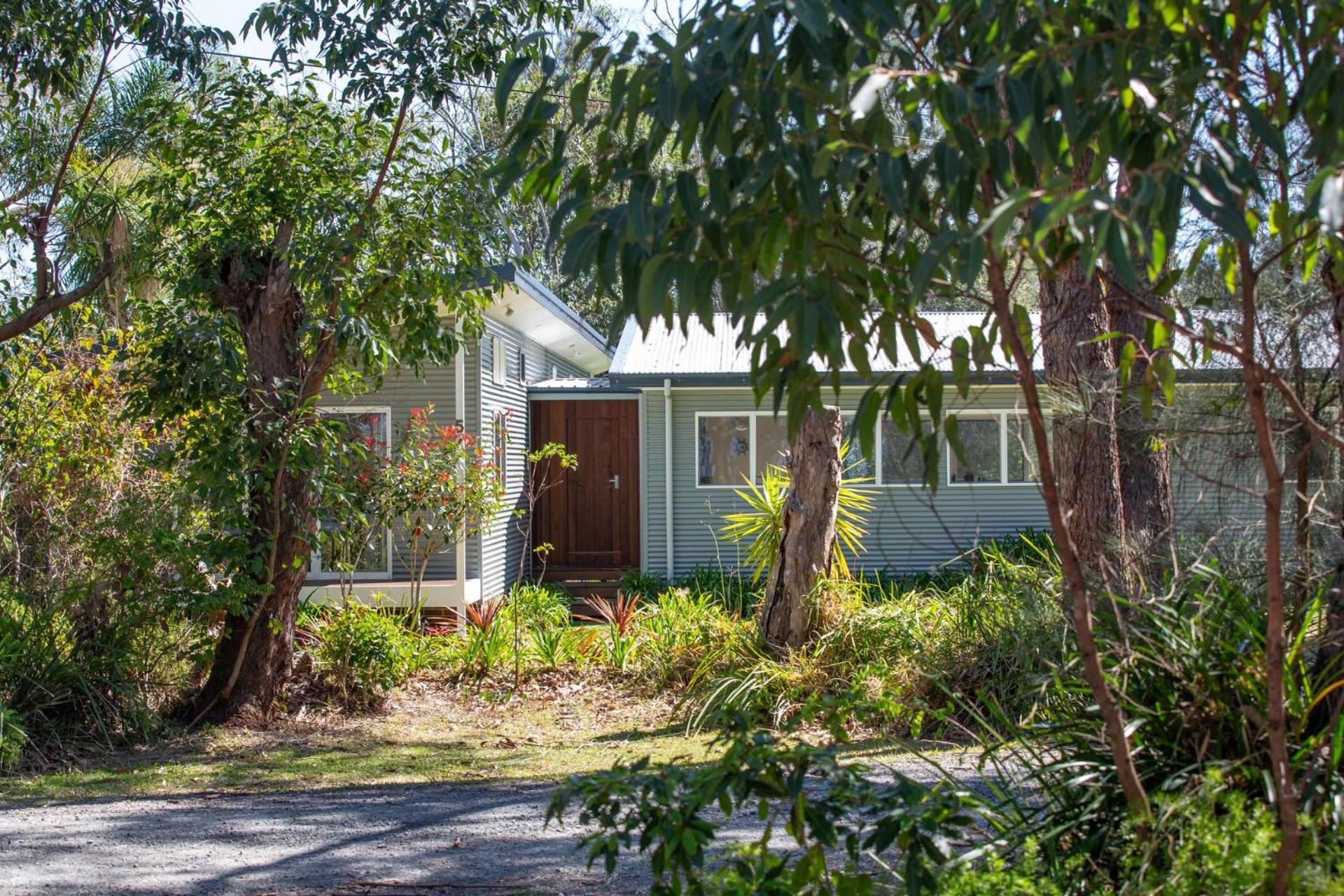 The Cabin - Waterfront with Fireplace - 5 mins to the Bay