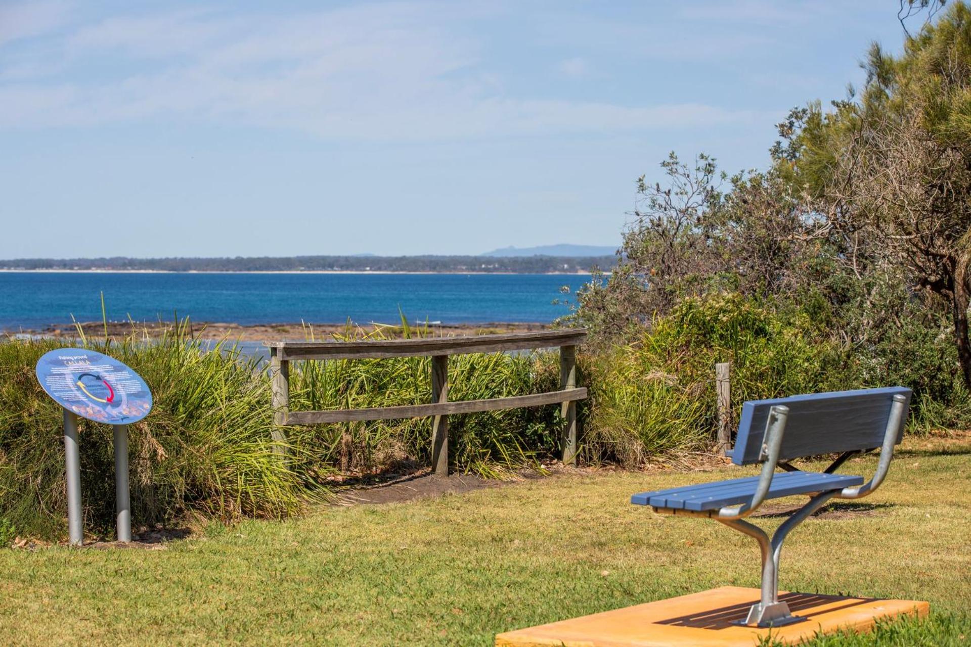 The Cabin - Waterfront with Fireplace - 5 mins to the Bay