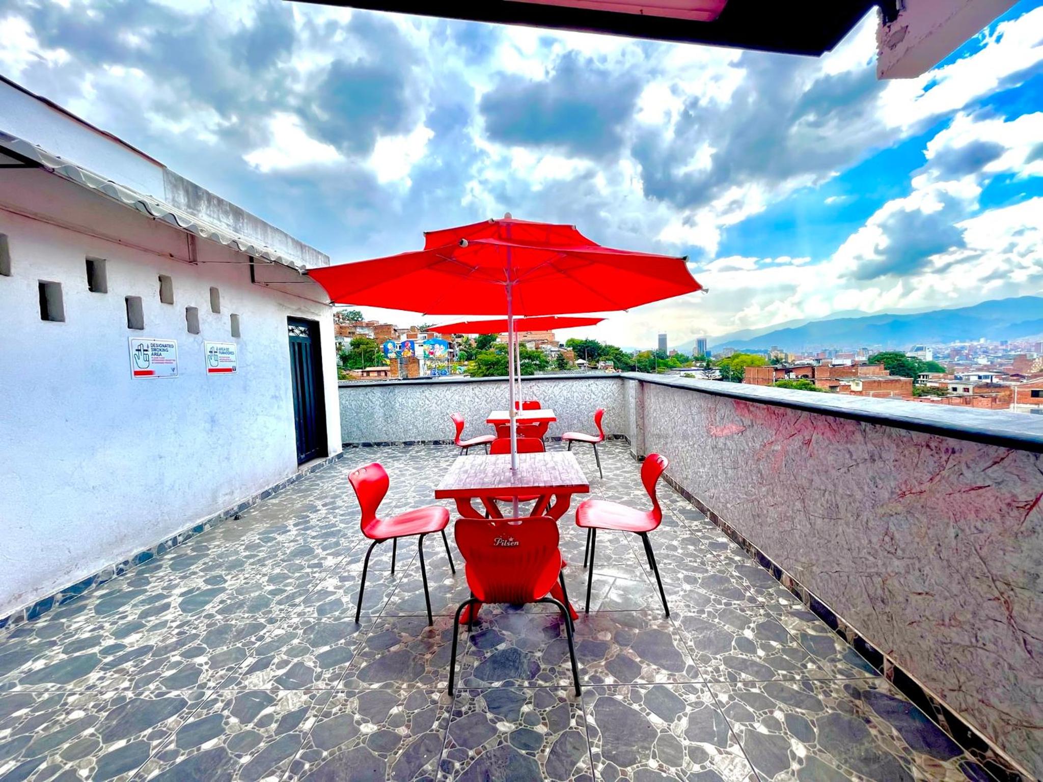 Edificio Victory Medellin - Apartamentos Acogedores y Equipados 100MB Wi-Fi, Central & Terraza Compartida