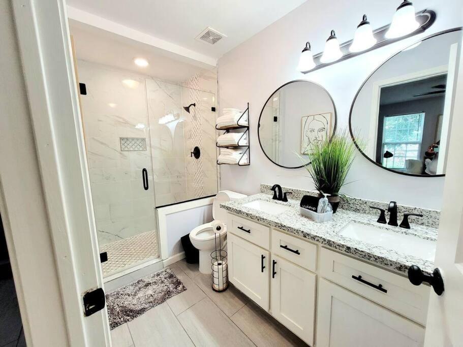 Centrally Located, Black & White Charmer Sleeps 10 view 3