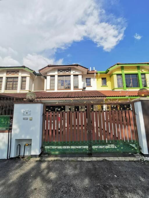 Permas 14min to MidValley 10pax WiFi TV Box 4BRoom