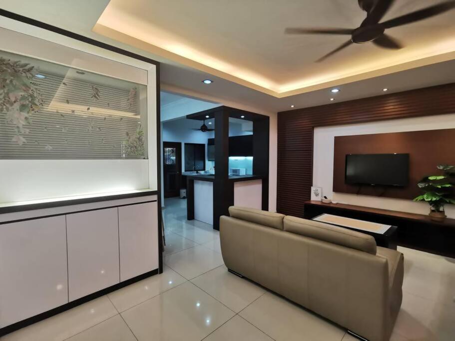 Permas 14min to MidValley 10pax WiFi TV Box 4BRoom