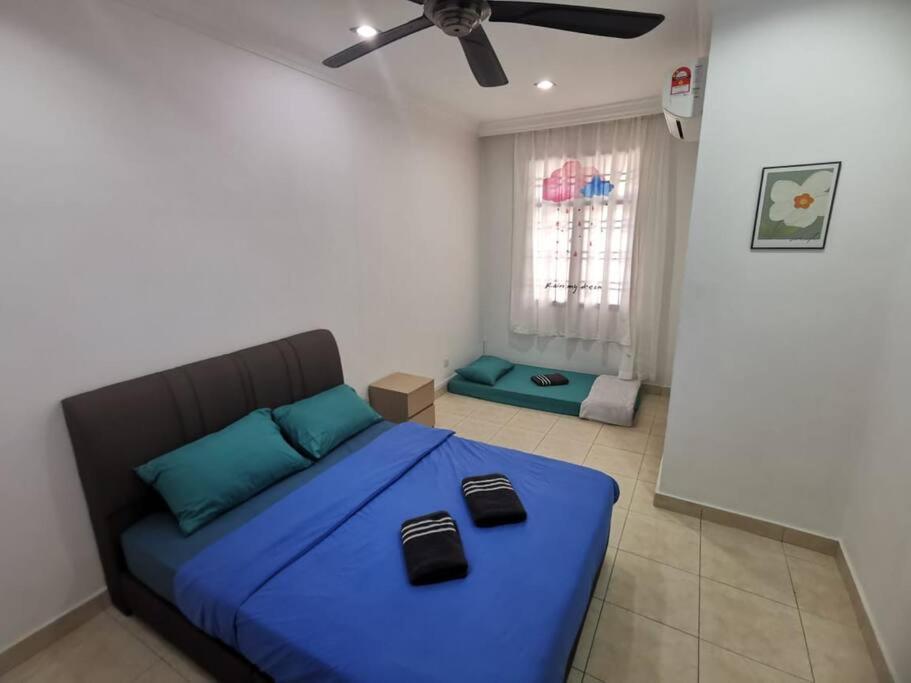Permas 14min to MidValley 10pax WiFi TV Box 4BRoom