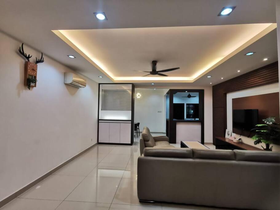 Permas 14min to MidValley 10pax WiFi TV Box 4BRoom
