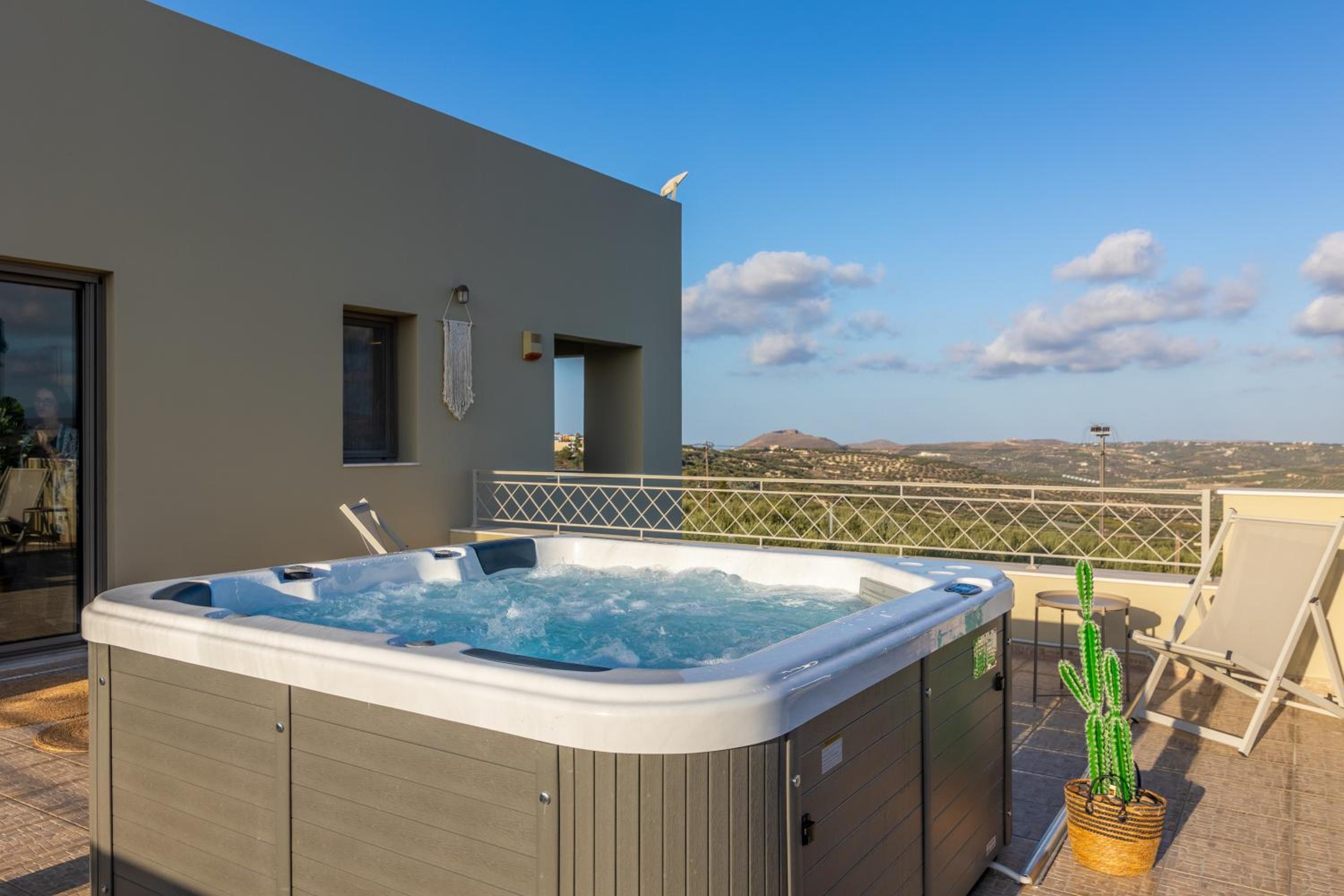 Villa Luna, 5 bedrooms, Private Pool, Hot Tub, Garden