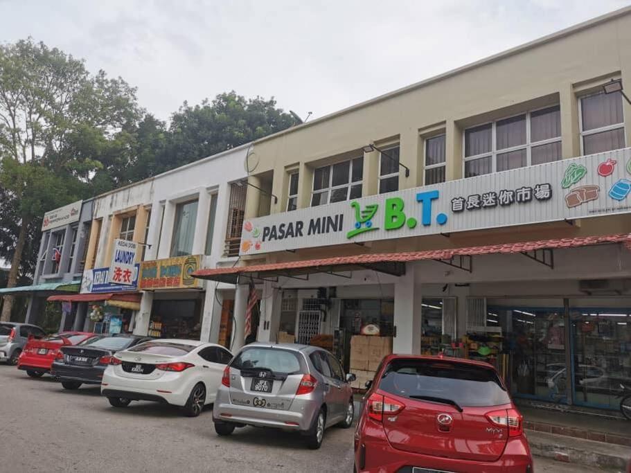 Permas 14min to MidValley 10pax WiFi TV Box 4BRoom