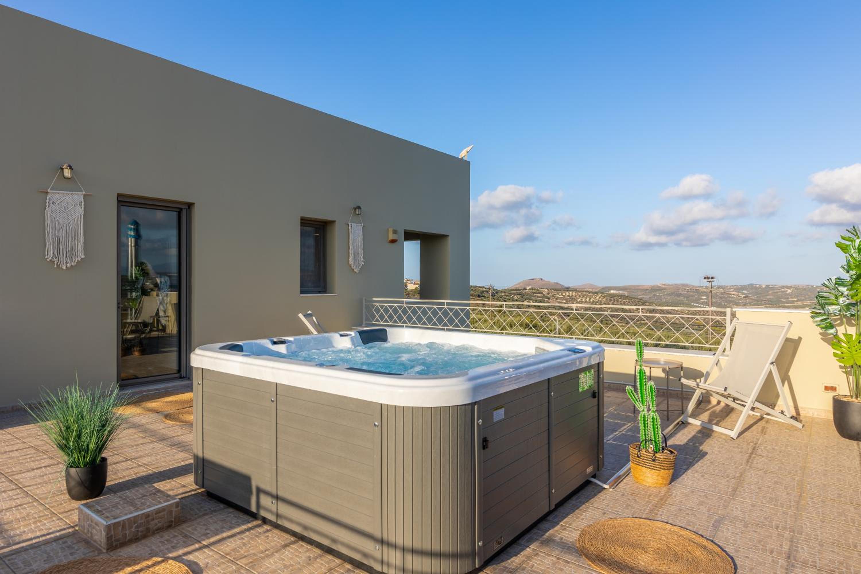 Villa Luna, 5 bedrooms, Private Pool, Hot Tub, Garden