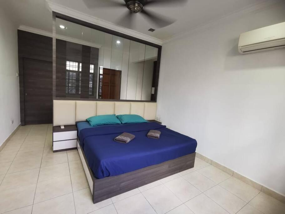 Permas 14min to MidValley 10pax WiFi TV Box 4BRoom