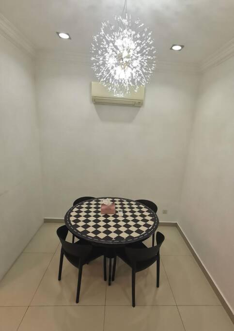 Permas 14min to MidValley 10pax WiFi TV Box 4BRoom