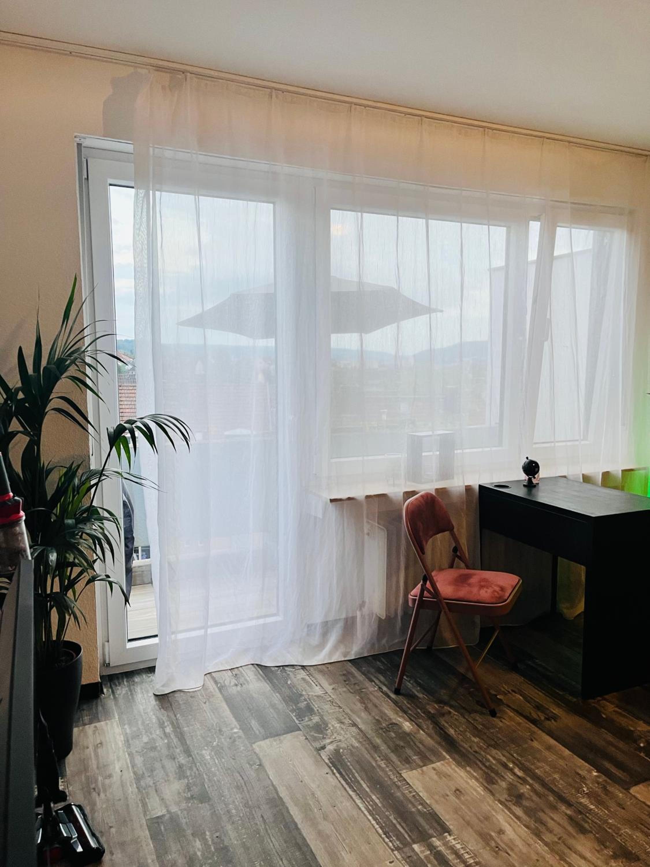 Blühendes Balkonwohnung mit Traumaussicht