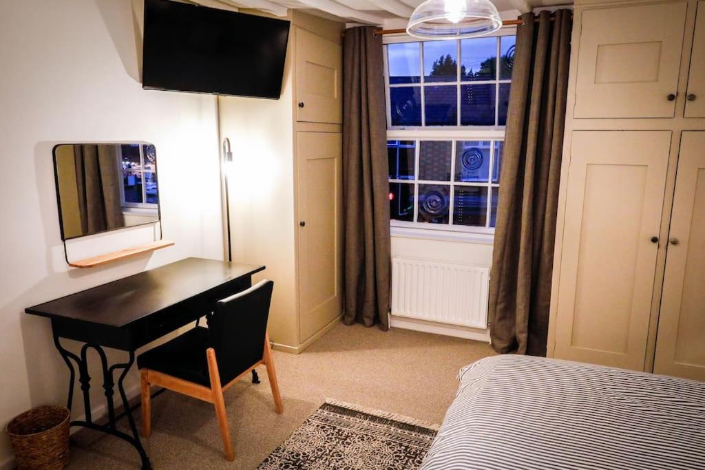 Spacious 4 Bed House Sleeps 8 in Quorn Near Loughborough