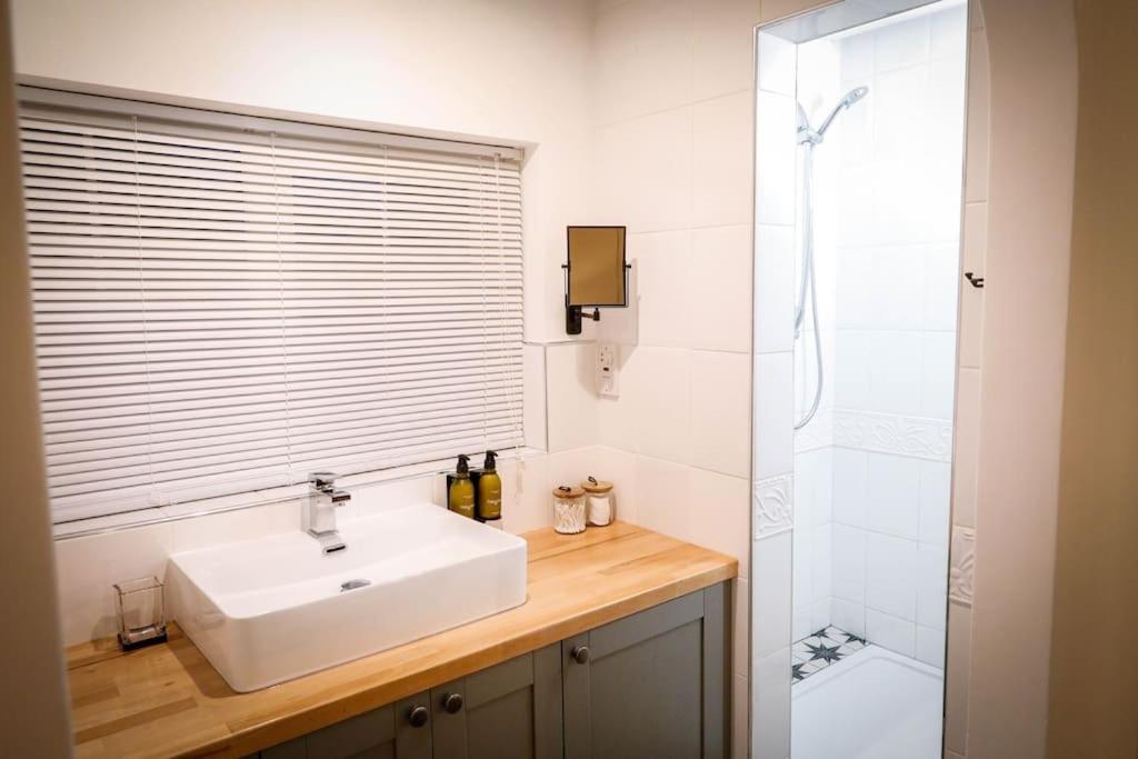 Spacious 4 Bed House Sleeps 8 in Quorn Near Loughborough