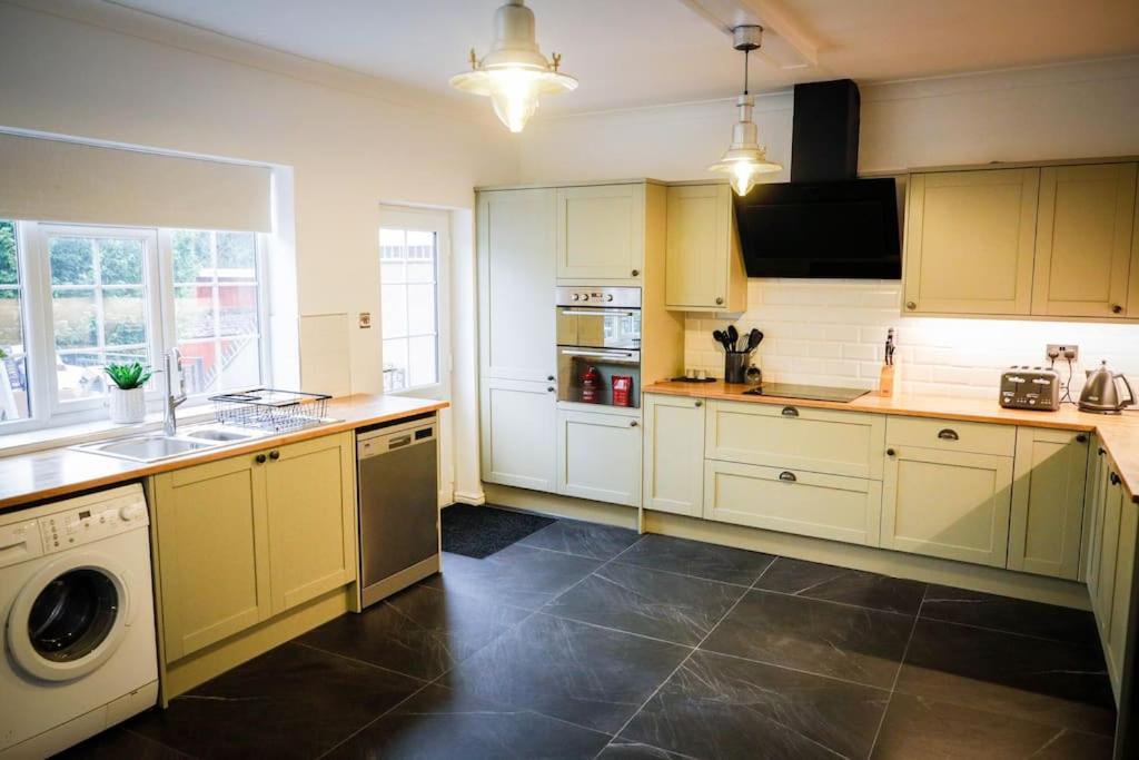 Spacious 4 Bed House Sleeps 8 in Quorn Near Loughborough