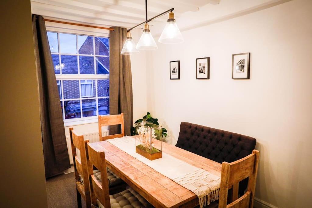 Spacious 4 Bed House Sleeps 8 in Quorn Near Loughborough