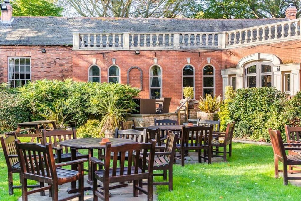 Spacious 4 Bed House Sleeps 8 in Quorn Near Loughborough