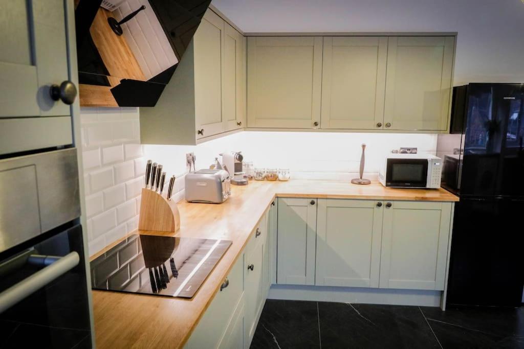 Spacious 4 Bed House Sleeps 8 in Quorn Near Loughborough