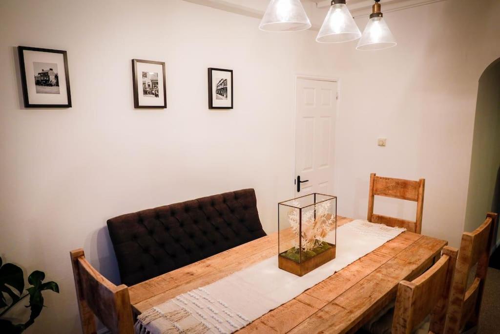 Spacious 4 Bed House Sleeps 8 in Quorn Near Loughborough