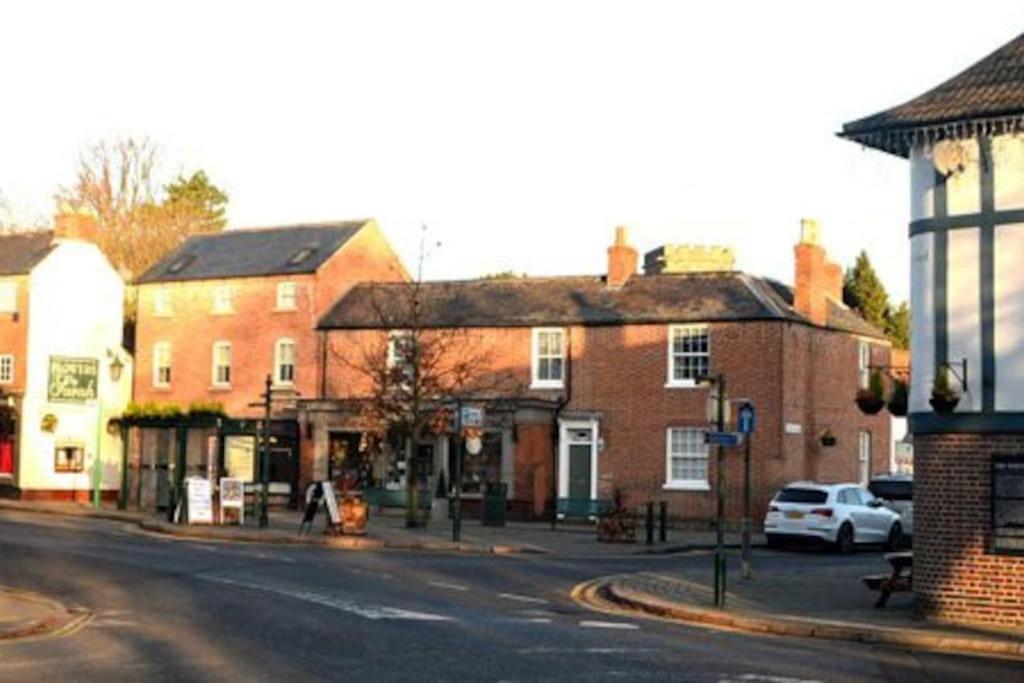 Spacious 4 Bed House Sleeps 8 in Quorn Near Loughborough