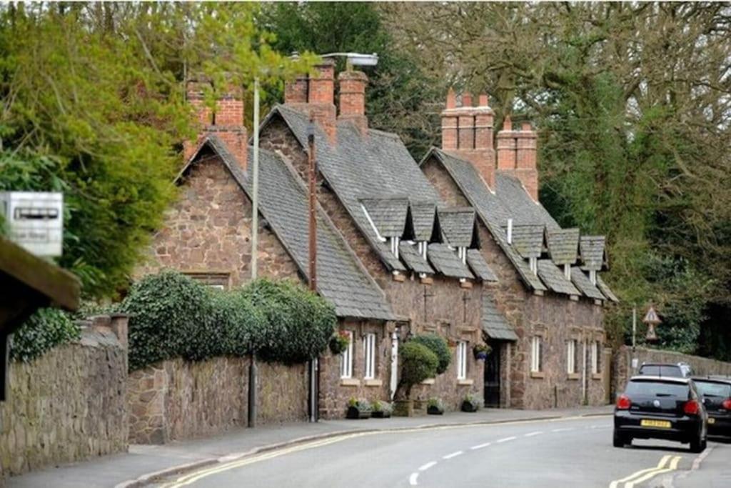 Spacious 4 Bed House Sleeps 8 in Quorn Near Loughborough