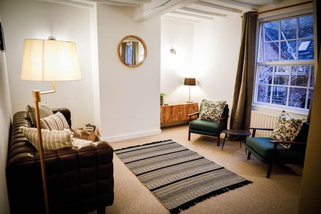 Spacious 4 Bed House Sleeps 8 in Quorn Near Loughborough