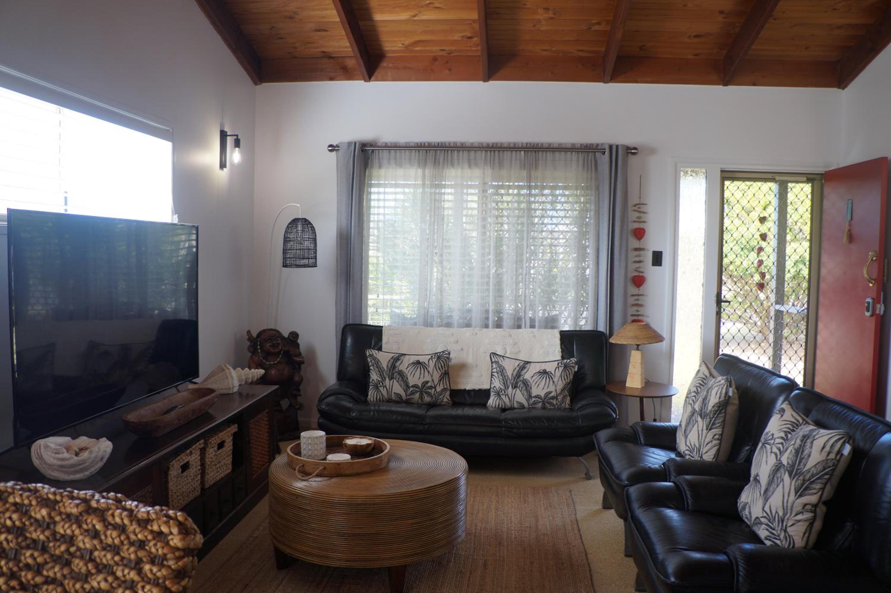 Luxury 4 Bedroom Home with Pool & Games Room Bar
