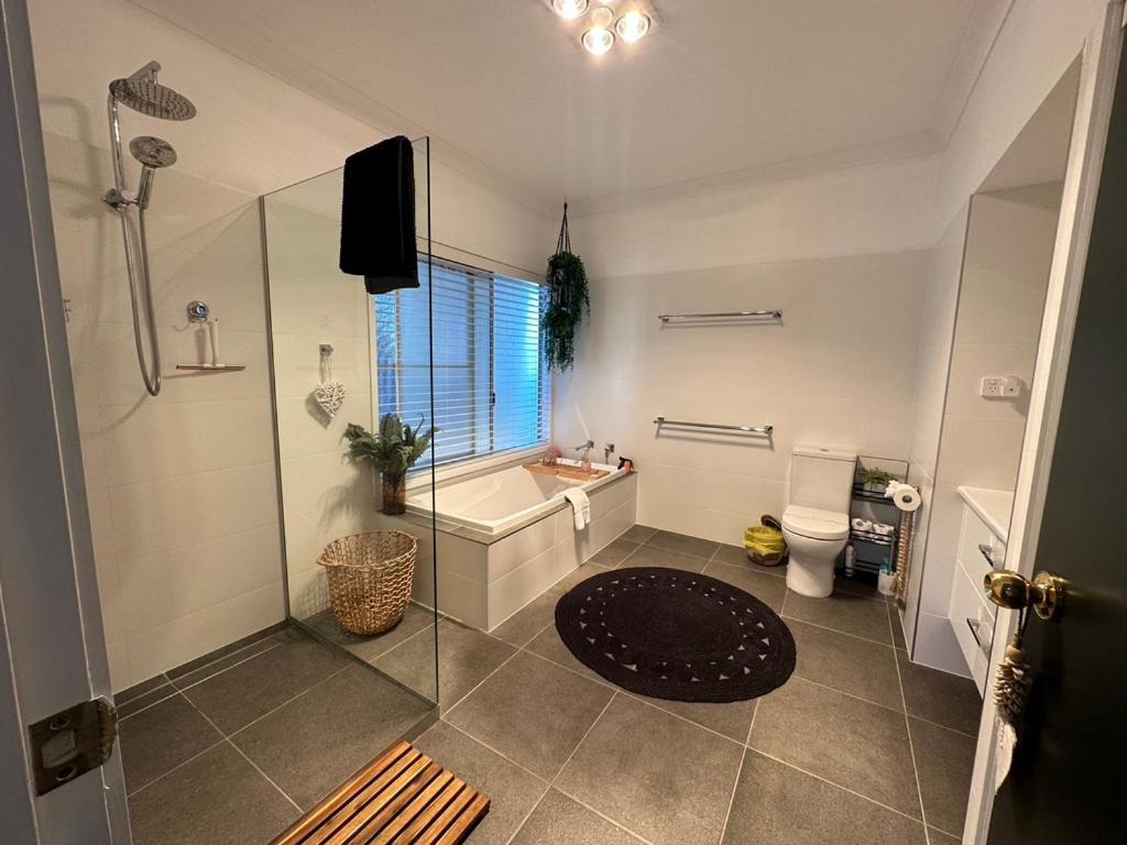 Luxury 4 Bedroom Home with Pool & Games Room Bar
