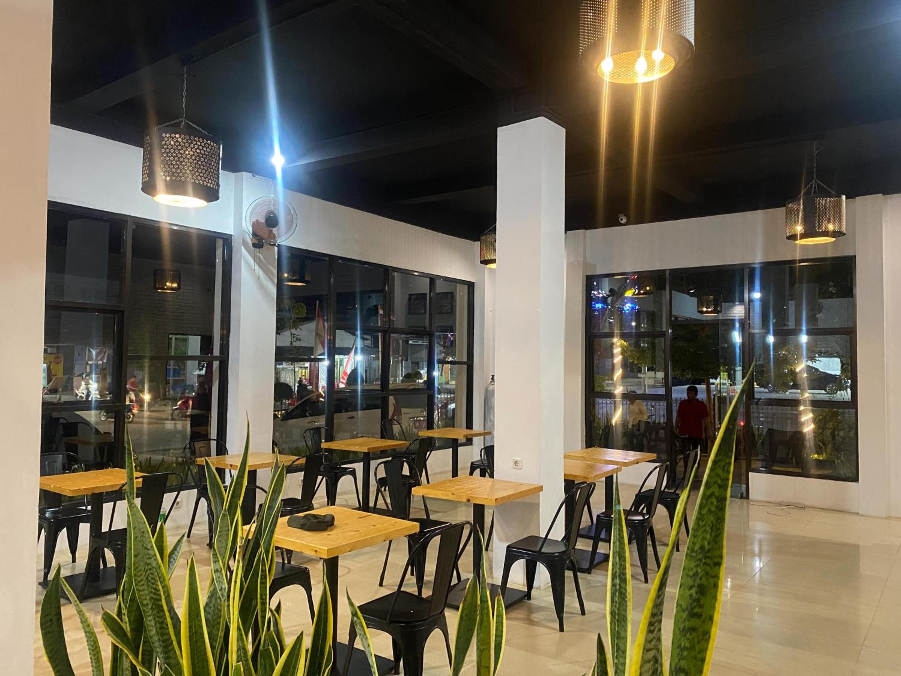 Urbanview Hotel Medio Inn Palu by RedDoorz view 2