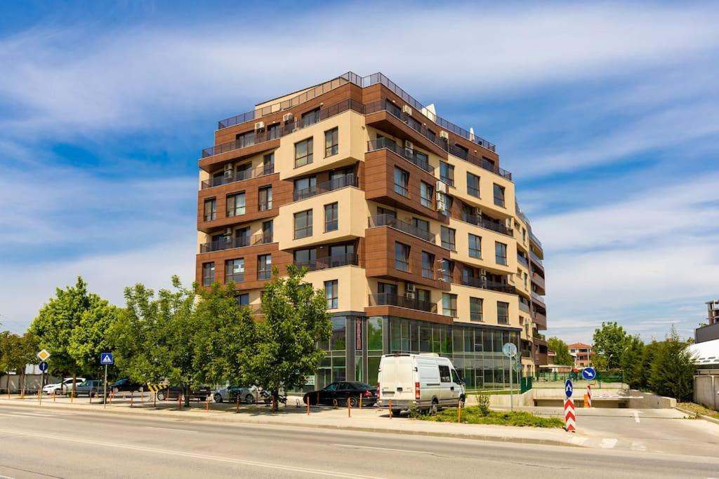 Comfy Apartment with Private Parking