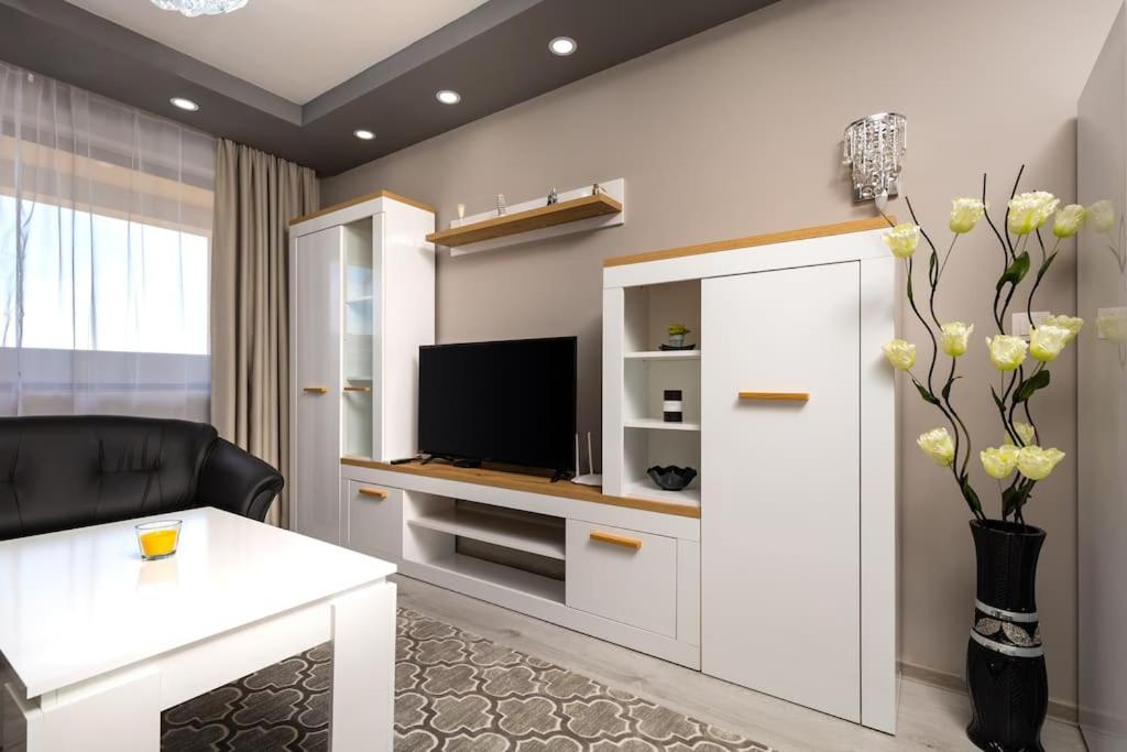 Comfy Apartment with Private Parking