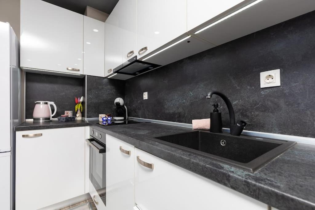 Comfy Apartment with Private Parking