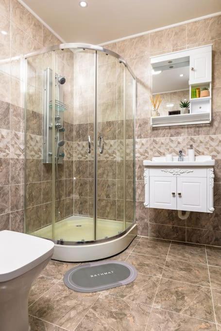 Comfy Apartment with Private Parking